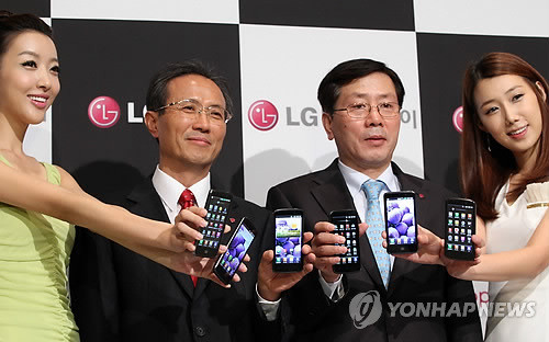 ▲ (서울=연합뉴스) 진성철 기자 = 10일 서울 중구 남산 하얏트호텔에서 열린 LG전자 '옵티머스 LTE' 발표회에서 LG디스플레이 여상덕 모바일/OLED 본부장(왼쪽), LG전자 나영배 MC사업본부 한국담당이 '옵티머스 LTE' 제품들을 선보이고 있다. ⓒ