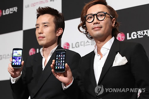 ▲ (서울=연합뉴스) 진성철 기자 = 10일 서울 중구 남산 하얏트호텔에서 열린 LG전자 '옵티머스 LTE' 발표회에서 가수 유희열(왼쪽), 정재형이 '옵티머스 LTE' 제품을 보여주고 있다.ⓒ