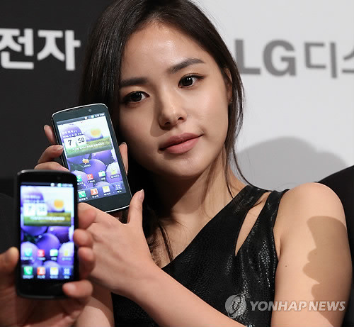 ▲ (서울=연합뉴스) 진성철 기자 = 10일 서울 중구 남산 하얏트호텔에서 열린 LG전자 '옵티머스 LTE' 발표회에서 배우 민효린이 '옵티머스 LTE' 제품을 보여주고 있다.ⓒ