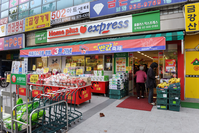 ▲ 유통법, 상생법이 통과된 후 서울에서 SSM매장으로서는 처음으로 문을 연 상계동 ‘홈플러스 익스프레스’ⓒ 양호상 기자