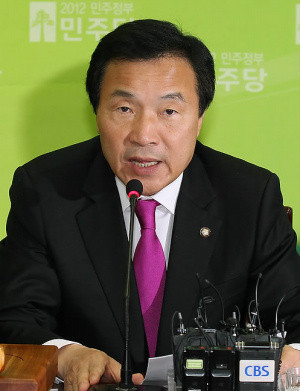 ▲ 손학규 민주당 대표는 11일 한미 자유무역협정(FTA) 국회 비준 동의안 문제와 관련해 "한나라당의 일방적인 강행 처리만은 결코 안된다"고 밝혔다. ⓒ 연합뉴스