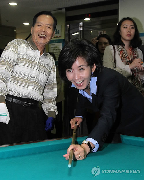 ▲ 한나라당 나경원 서울시장 후보가 11일 오전 서울 광진구 군자동 광진노인종합복지관을 방문, 취미활동으로 포켓볼을 치고 있는 어르신으로부터 포켓볼을 배워보고 있다.ⓒ연합뉴스