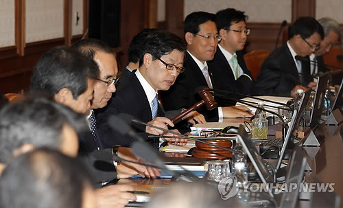 ▲ 김황식 국무총리가 11일 오전 정부중앙청사에서 열린 국무회의에 참석, 개회하고 있다.ⓒ연합뉴스