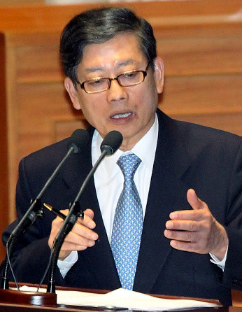 ▲ 김황식 국무총리는 11일 검찰의 대통령 측근 비리 의혹 수사와 관련해 "엄정히 다뤄지고 있다"고 말했다. ⓒ 연합뉴스