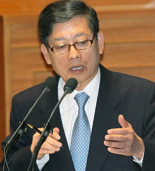 ▲ 김황식 국무총리가 11일 오전 국회 본회의 정치분야 대정부질문에서 의원들의 질의에 답하고 있다. ⓒ연합뉴스