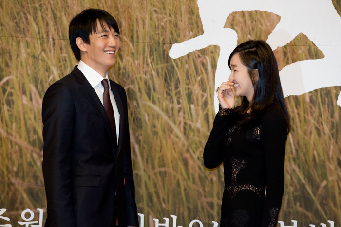 ▲ 11일 오후 2시 서울 양천구 목동 SBS 사옥에서 새 월화드라마 ‘천일의 약속’ 제작 발표회가 열린 가운데 배우 김래원-수애가 포토 타임을 갖고 있다.  ⓒ 고경수 기자