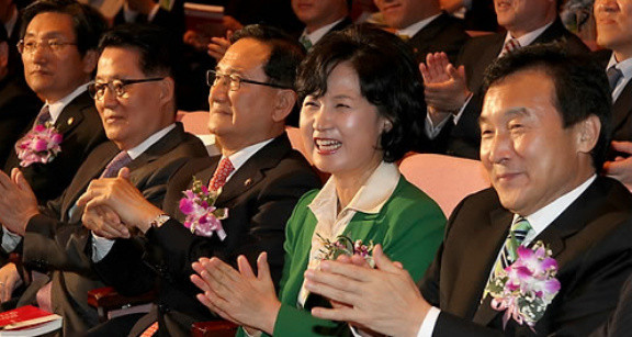 ▲ 민주당 손학규 대표와 박지원 전 원내대표 등 지도부가 11일 국회에서 열린 추미애 의원의 `중산층 빅뱅' 출판기념회에서 박수치고 있다. ⓒ 연합뉴스