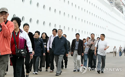 ▲ (제주=연합뉴스) 김호천 기자 = 11일 5만3천t급 코스타클래시카호를 타고 제주항에 도착한 중국인 관광객들이 제주도를 돌아보기 위해 밖으로 이동하고 있다ⓒ