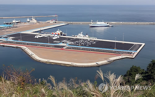 ▲ (제주=연합뉴스) 김호천 기자 = 5일 8만t급 크루즈선박이 입항 가능한 제주항 외항이 개항됐다.ⓒ
