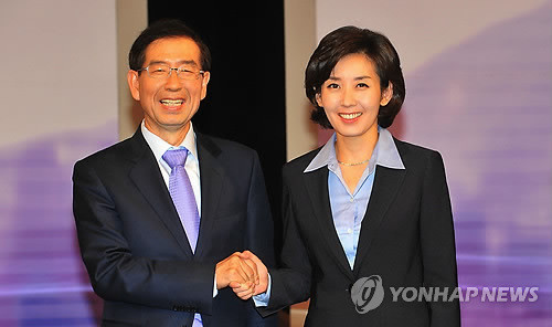 ▲ 11일 서울 여의도 KBS에서 열린 서울시장 후보 TV토론회에 참석한 박원순 야권 단일후보(왼쪽)와 나경원 한나라당 후보가 토론회 시작전 악수를 나누고 있다.ⓒ연합뉴스