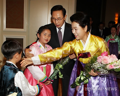 ▲ 미국을 국빈 방문한 이명박 대통령과 부인 김윤옥 여사가 12일(한국시간) 워싱턴D.C 만다린 오리엔탈 호텔에서 열린 동포간담회에서 동포 어린이들에게 꽃다발을 받고 있다. ⓒ연합뉴스