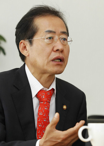 ▲ 홍준표 한나라당 대표는 이명박 대통령의 사저 부지 매입 논란과 관련해 규모를 줄여달라고 요구한 것으로 전해졌다. ⓒ 연합뉴스