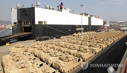 ▲ 부산항 도착한 미군 신형 브래들리 장갑차 (부산=연합뉴스) 오수희 기자 = 미군의 신형 브래들리 장갑차가 부산항에 도착, 12일 언론에 공개됐다. 브래들리 장갑차는 이달 말까지 경북 왜관에 있는 캠프 캐롤로 수송된다.ⓒ