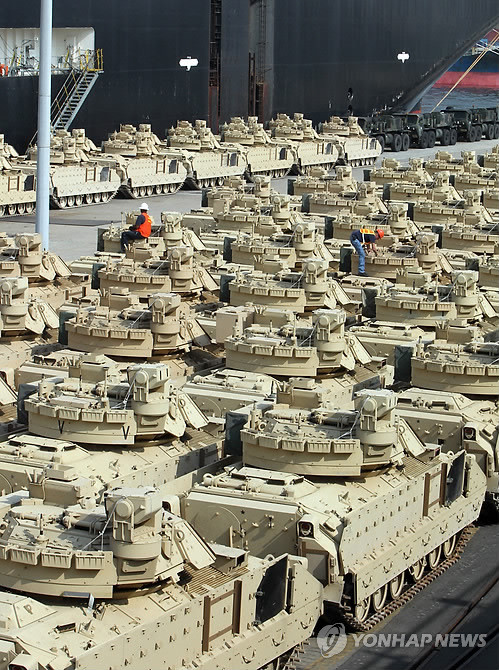 ▲ 부산항 도착한 미군 신형 브래들리 장갑차 (부산=연합뉴스) 오수희 기자 = 미군의 신형 브래들리 장갑차가 부산항에 도착, 12일 언론에 공개됐다. 브래들리 장갑차는 이달 말까지 경북 왜관에 있는 캠프 캐롤로 수송된다.ⓒ