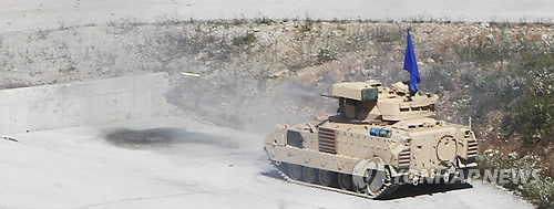 ▲ (포천=연합뉴스) 임병식 기자 = 30일 오후 경기도 포천시 승진훈련장에서 열린 한미연합 실사격 훈련에서 미군 브래들리 장갑차가 사격하고 있다.  이날 훈련은 국군의 날 63주년을 기념해 육군 5군단 예하 1기갑여단과 미2사단이 진행했으며 장병 1천300여명이 참여해 첨단무기 15종 120여대의 기량을 선보였다. 2011.9.30ⓒ