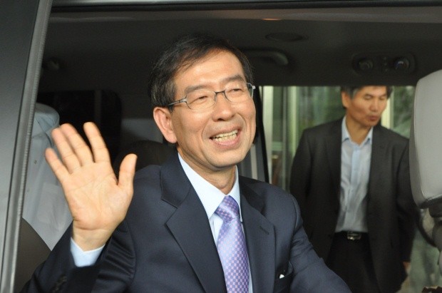 ▲ 12일 오후 2시 30분 시민단체 관계자들의 '박원순 지지성명' 기자회견 참석을 위해 환경재단 사무실을 방문한 박원순 범야권 서울시장 단일후보.   ⓒ 추진혁 기자