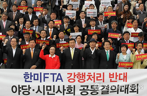 ▲ '한미 FTA 강행처리 반대 야당,시민사회 공동결의대회가 12일 오후 국회 본청 계단에서 열려 민주당 손학규 대표 등 야4당 대표와 의원, 시민단체 회원 등 참석자들이 반대구호를 외치고 있다. ⓒ 연합뉴스