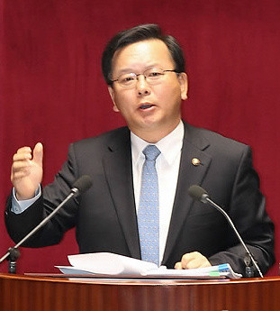 ▲ 김부겸 민주당 의원은 12일 “박원순 서울시장 후보에게 제도 정치권을 비난하는 것은 좋지만 민주당 전통적 지지층의 마음에 못질 하는 것은 안된다고 요구했다”고 말했다. ⓒ 연합뉴스