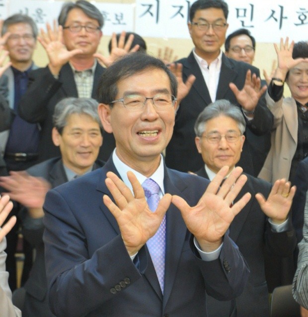 ▲ 12일 오후 서울 중구 정동 환경재단 레이첼카슨홀에서 열린 '박원순 후보 지지 선언 기자회견'에서 참석자들과 함께 자신의 기호를 뜻하는 손가락 열개를 펼쳐 보이고 있는 박원순 후보.   ⓒ 추진혁 기자