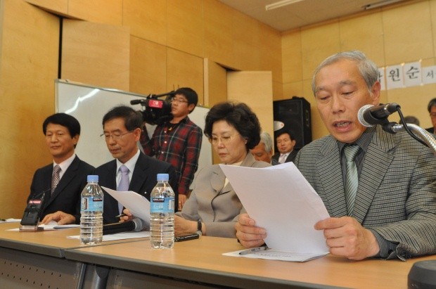 ▲ "시민이 시장인 시대, 박원순과 함께 만들어 갑시다"란 제하의 '박원순 지지 성명서'를 낭독하고 있는 시민단체 대표들.  ⓒ 추진혁 기자