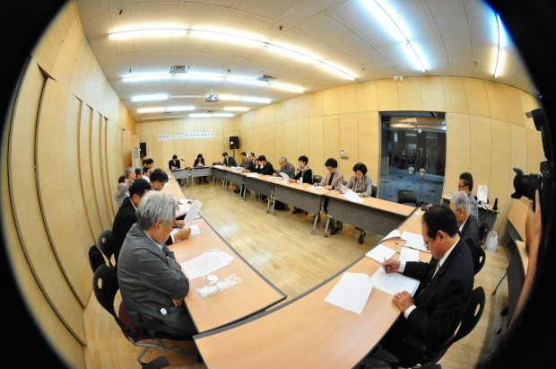 ▲ 12일 '박원순 지지 의사 표명' 기자회견에 앞서 향후 선거운동 전략에 대한 논의를 하고 있는 시민사회단체 대표들.  ⓒ 추진혁 기자