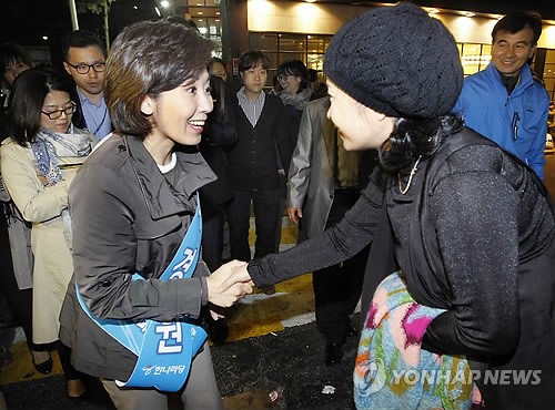 ▲ 나경원 한나라당 서울시장 후보가 10ㆍ26 재보선 공식 선거운동의 막이 오르는 13일 오전 동대문 의류시장를 방문, 시민들과 인사를 나누고 있다.ⓒ연합뉴스