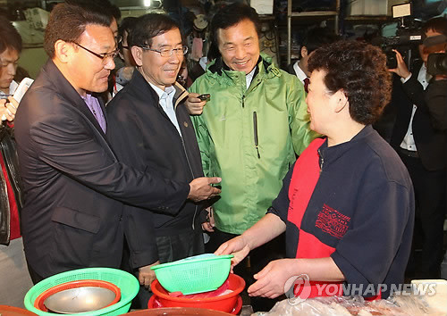 ▲ 박원순 서울시장 야권 단일후보가 민주당 손학규 대표와 함께 공식 선거운동 첫날인 13일 새벽 서울 송파구 가락동 농수산물시장을 찾아 경매에 참여 중인 상인과 인사를 하고 있다.ⓒ연합뉴스