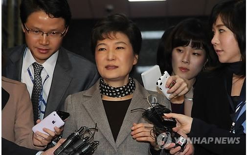 ▲ 지난 12일 기자들의 질문을 받으며 국회 본회의장으로 들어가고 있는 박근혜 전 한나라당 대표.ⓒ연합뉴스