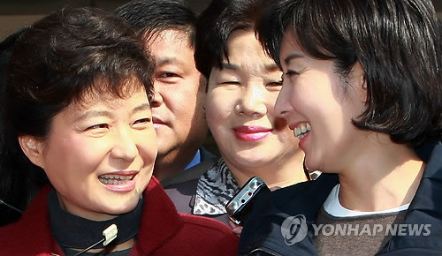 ▲ 서울시장 보궐선거 지원에 나선 한나라당 박근혜 전 대표와 나경원 서울시장 후보가 13일 오전 서울 구로구 구로동 서울관악공용지원센터를 찾아 선거운동을 벌이던 중 마주보고 웃고 있다.  ⓒ 연합뉴스