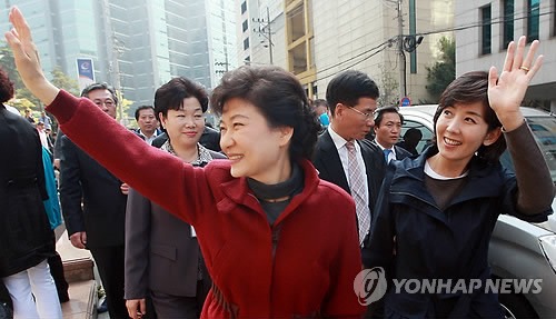 ▲ 박근혜 한나라당 전 대표가 13일 오전 나경원 서울시장 후보와 함께 서울 구로구 일대에서 지원 유세를 펼치고 있다. ⓒ 연합뉴스