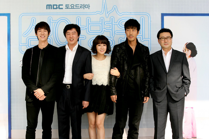 ▲ '심야병원' 드라마 제작발표회의 참석한 출연진이 포토타임을 갖고 있다 ⓒ 고경수기자