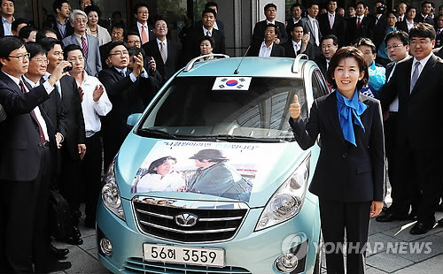 ▲ 한나라당 나경원 서울시장 후보가 6일 오전 서울 중구 프레스센터에서 열린 선거사무소 개소식을 마치고 유세차량으로 쓰일 경차 앞에서 엄지를 들어보이고 있다.ⓒ연합뉴스