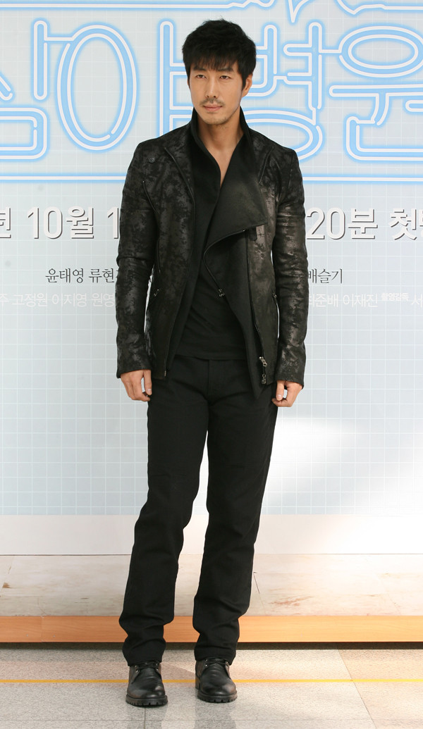 ▲ '심야병원' 제작발표회에 참석한 윤태영이 포토타임을 갖고 있다. ⓒ 고경수기자