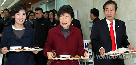 ▲ 한나라당 박근혜 전 대표와 나경원 서울시장 후보, 홍준표 대표가 10.26 재보궐선거 공식 유세 첫 날인 13일 서울 구로구 벤처기업협회 구내식당에서 식판을 들고 자리로 이동하고 있다. ⓒ 연합뉴스