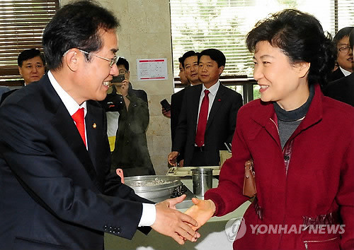 ▲ 서울시장 보궐선거 지원에 나선 한나라당 박근혜 전 대표와 홍준표 대표가 13일 서울 구로구 벤처기업협회 구내식당에서 만나 악수하고 있다. ⓒ연합뉴스