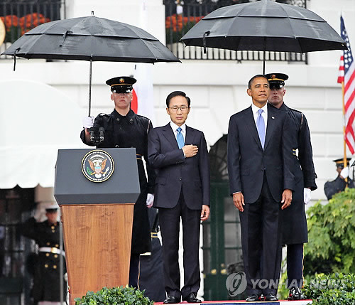 ▲ (서울=연합뉴스) 진성철 기자 = 미국을 국빈방문한 이명박 대통령이 13일 워싱턴DC 백악관에서 열린 공식환영식에서 오바마 대통령과 함께 애국가가 울려퍼지는 동안 국민의례하고 있다.ⓒ