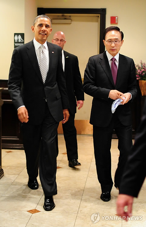▲ 이명박 대통령과 오바마 美대통령이 12일 오후(현지시간) 미 워싱턴 버지니아 타이슨즈 코너에 있는 한식당 '우래옥'에서 만찬을 가진 후 식당을 나서고 있다.ⓒ