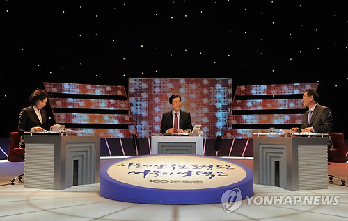 ▲ 한나라당 나경원 서울시장 후보와 범야권 박원순 서울시장 후보가 13일 저녁 여의도 MBC에서 열린 서울시장 후보 초청 100분 토론에서 토론하고 있다.ⓒ연합뉴스