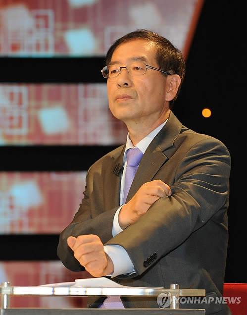 ▲ 범야권 박원순 서울시장 후보가 13일 저녁 여의도 MBC에서 열리는 서울시장 후보 초청 100분 토론에 앞서 잠시 생각에 잠겨 있다.ⓒ연합뉴스