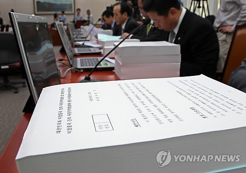 ▲ 국회 외교통상통일위원회(외통위)가 한미FTA(자유무역협정)비준안 논의에 착수한 13일 오전 외통위 전체회의장 의원석에 비준동의안이 올려져 있다. ⓒ연합뉴스