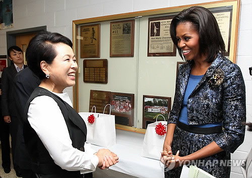 ▲ 이명박 대통령의 부인 김윤옥 여사가 13일(현지시간) 버지니아 애난데일 고등학교에서 미셸 오바마 여사와 이야기를 나누고 있다.ⓒ연합뉴스