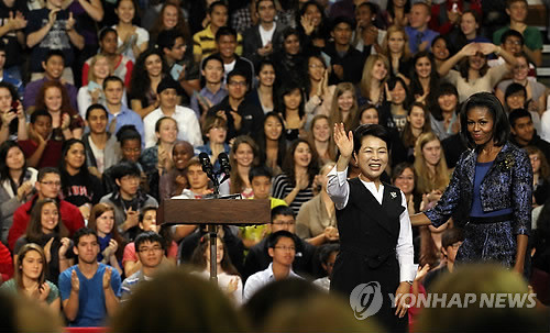 ▲ 이명박 대통령의 부인 김윤옥 여사가 13일(현지시간) 버지니아 애난데일 고등학교에서 미셸 오바마 여사와 함께 학생들에게 인사하고 있다.ⓒ연합뉴스