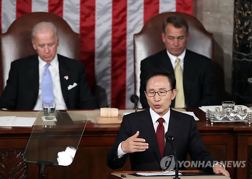 ▲ 미국을 국빈 방문한 이명박 대통령이 13일(현지시간) 워싱턴D.C 미국 국회의사당에서 연설하고 있다. ⓒ연합뉴스