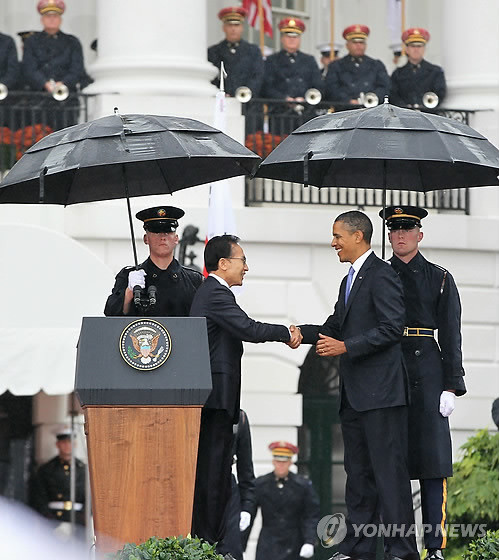 ▲ 미국을 국빈방문한 이명박 대통령이 13일(현지시간) 워싱턴DC 백악관에서 열린 공식환영식에서 오바마 미국 대통령과 악수하고 있다. ⓒ연합뉴스