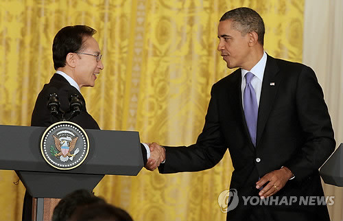 ▲ 이명박 대통령과 오바마 美대통령이 13일 오후(현지시간) 미 워싱턴 백악관에서 한미정상 공동 기자회견을 마친 후 악수하고 있다.ⓒ연합뉴스