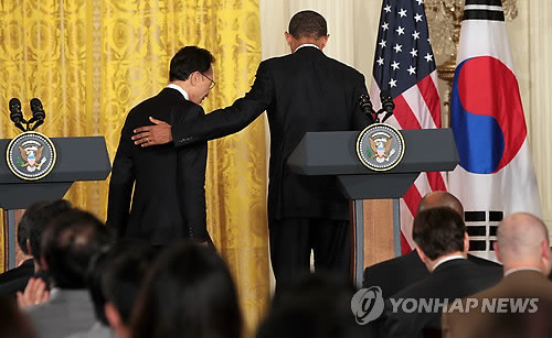 ▲ 이명박 대통령과 오바마 美대통령이 13일 오후(현지시간) 미 워싱턴 백악관에서 공동 기자회견을 마친 후 함께 회견장을 나서고 있다.ⓒ연합뉴스