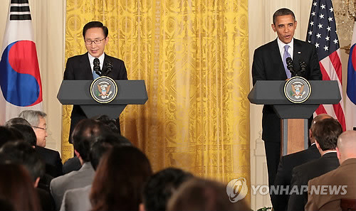 ▲ 이명박 대통령과 오바마 美대통령이 13일 오후(현지시간) 미 워싱턴 백악관에서 열린 한미 정상 공동 기자회견에서 기자 질문에 웃으며 답하고 있다.ⓒ연합뉴스