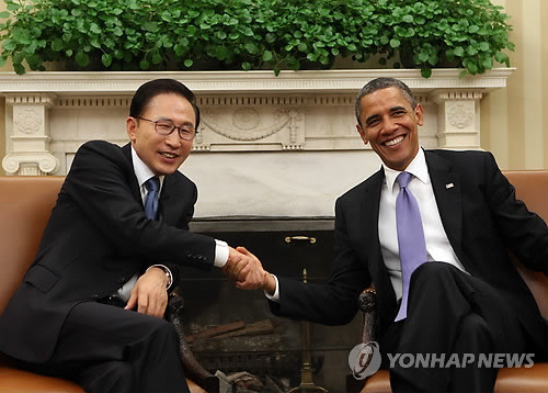 ▲ 미국을 국빈방문한 이명박 대통령이 13일(현지시간) 워싱턴DC 백악관에서 열린 단독 정상회담에서 오바마 미국 대통령과 손짓으로 인사하고 있다. ⓒ연합뉴스