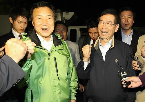 ▲ 박원순 서울시장 야권 단일후보가 민주당 손학규 대표와 함께 공식 선거운동 첫날인 지난 13일 새벽 서울 송파구 가락동 농수산물시장을 찾아 파이팅을 외치고 있다. ⓒ연합뉴스