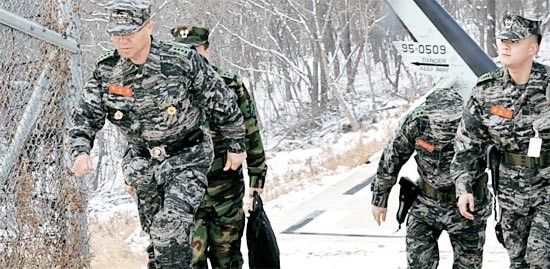 ▲ 전방시찰 중인 유낙준 해병대사령관. 그가 입고 있는 것이 현재 해병대에 보급 중인 해병대 전용 신형디지털전투복이다.